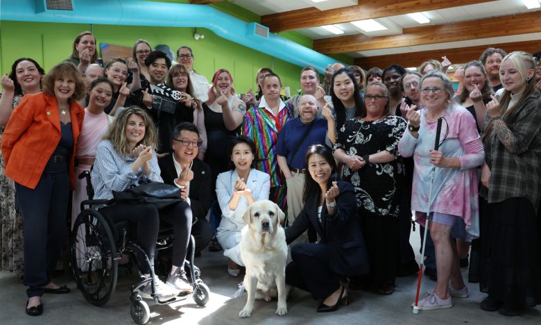 G7 정상회의에 참석하는 이재명 대통령과 함께 캐나다를 방문한 김혜경 여사가 17일(현지시간) 캘거리 국립장애인예술센터에서 은퇴 안내견‘벨라'와 센터활동가들과 기념촬영을 하고 있다. 캘거리[캐나다]=연합뉴스