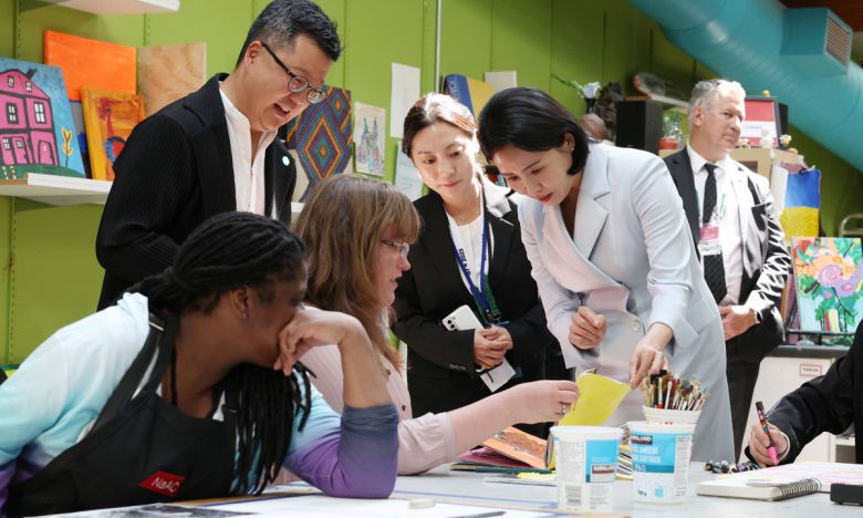 G7 정상회의에 참석하는 이재명 대통령과 함께 캐나다를 방문한 김혜경 여사가 17일(현지시간) 캘거리 국립장애인예술센터에서 센터활동가의 작품을 보고 있다.캘거리[캐나다]=연합뉴스