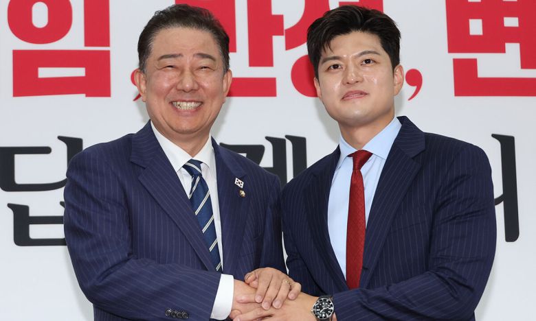 국민의힘 김용태 비상대책위원장이 17일 서울 여의도 국회 비대위원장실을 예방한 더불어민주당 김병기 당대표 직무대행 겸 원내대표와 면담에 앞서 악수하고 있다. 연합뉴스