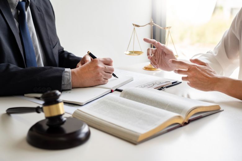 아내가 회사의 유부남 사수와 지나치게 가깝게 지내 이혼을 요구하게 된 남성의 사연이 전해졌다. 클립아트 코리아