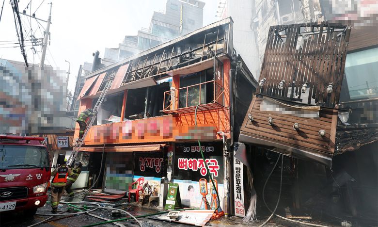 지난 2023년 4월 3일, 인천시 부평구 부평동 롯데시네마 입점 상가 인접 건물이 화재 피해 모습. 연합뉴스