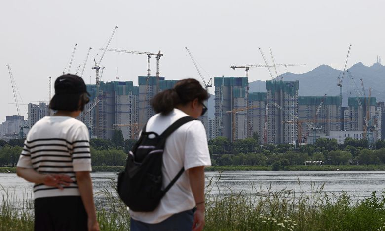 서울 용산구 한강시민공원에서 바라본 아파트 건설현장 모습. 뉴시스