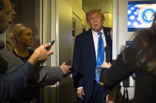 도널드 트럼프 미 대통령이 16일 캐나다 캘거리에서 열린 주요 7개국(G7) 정상회담 일정을 단축, 워싱턴으로 조기 귀국하는 미 대통령 전용기 에어포스원에서 기자들과 이야기를 나누고 있다. 그는 이란 핵문제의 진정한 종식을 원하며, 이는 단지 이란과 이스라엘 간 휴전만이 아니라 이란이 핵을 '완전히' 포기하는 것을 의미한다고 말했다고 미 CBS 방송이 17일 보도했다. AP연합뉴스