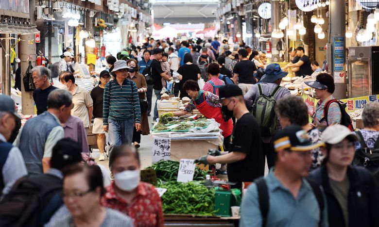 서울 동대문구 경동시장에서 시민들이 장을 보고 있다. 뉴스1