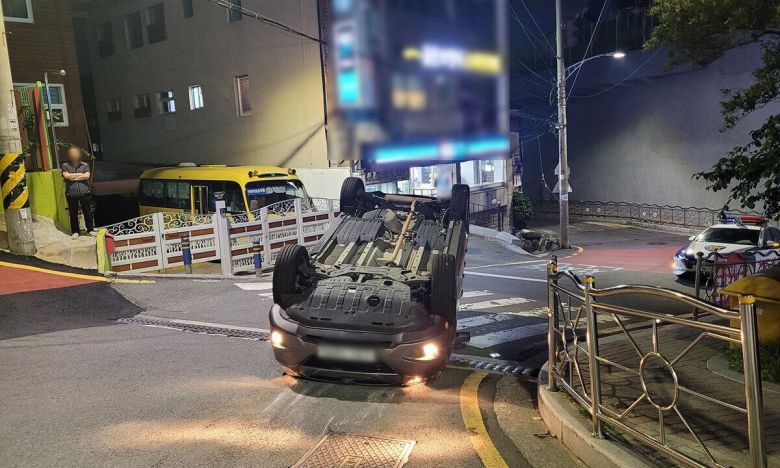비탈길을 달리던 SUV 운전자가 졸음운전으로 브레이크를 밟은 발이 브레이크에서 떨어지면서 뒤로 밀려 전복됐다. 부산 사하경찰서 제공