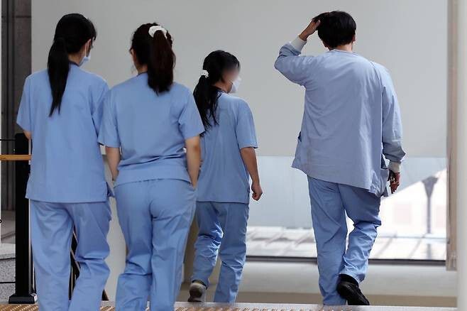 서울의 한 대형병원에서 근무를 마친 간호사들이 고된 발걸음을 옮기고 있다. 뉴스1