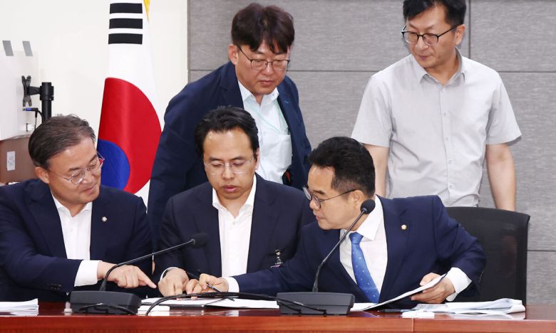 더불어민주당 을지로위원회 민병덕 위원장(앞줄 오른쪽)과 김범석 우아한형제들 대표(가운데)가 19일 오전 서울 여의도 국회에서 배달앱(배달의민족) 사회적대화기구 중간합의문 발표 브리핑에서 중간합의문에 서명하고 있다. 뉴스1