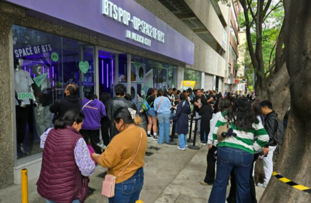 멕시코 수도 멕시코시티에 마련된 방탄소년단(BTS) 팝업 스토어에 지난 15일(현지시간) 사람들이 몰려 있다. 연합뉴스