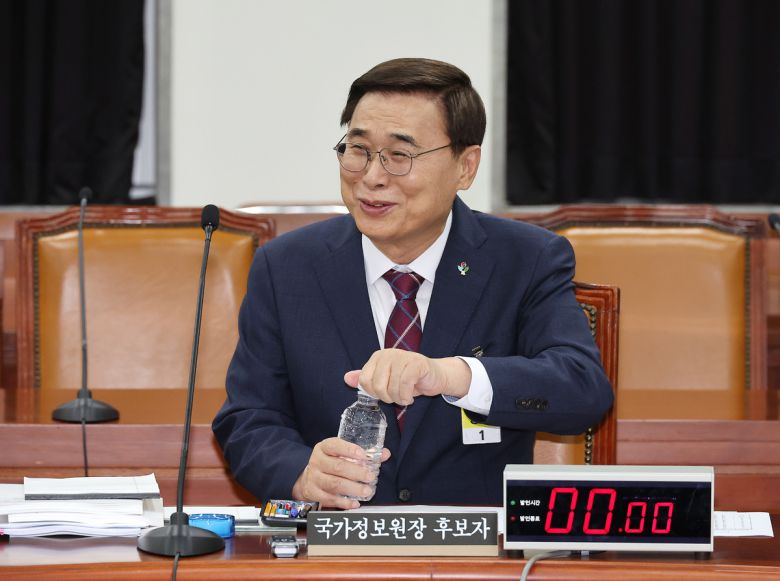 이종석 국가정보원장 후보자가 19일 오후 서울 여의도 국회 정보위원회에서 대북·안보 관련 질의를 위해 비공개로 진행되는 인사청문회에 참석해 자리하고 있다.    연합뉴스