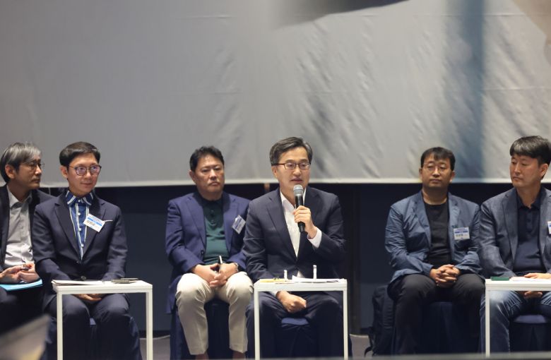 김동연 경기도지사가 19일 수원 라마다프라자호텔에서 열린 주 4.5일제 시범사업 업무협약식에서 발언하고 있다. 경기도 제공