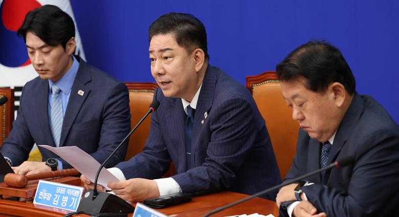 더불어민주당 김병기 당대표 직무대행 겸 원내대표가 20일 서울 여의도 국회에서 열린 최고위원회의에서 발언을 하고 있다. 허정호 선임기자