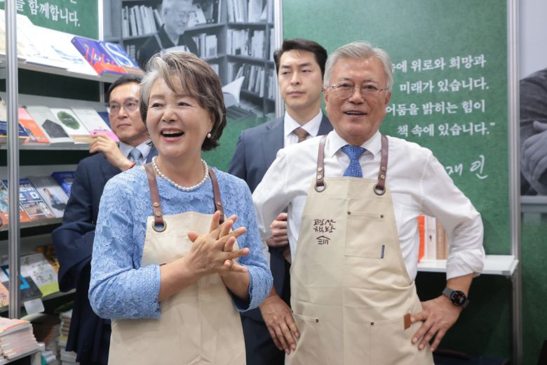 문재인 전 대통령과 김정숙 여사가 지난 18일 오후 서울 강남구 삼성동 코엑스에서 열린 2025 서울국제도서전을 찾아 평산책방 부스에서 환하게 미소 짓고 있다. 공동취재