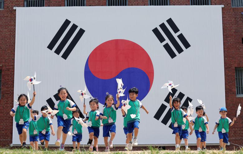 지난해 8월 14일 서울 서대문형무소역사관을 찾은 어린이들이 태극기를 휘날리고 있다.   이재문 기자