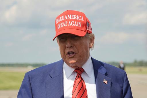 20일(현지시간) 미국 북동부 뉴저지주(州)를 방문한 도널드 트럼프 대통령이 공항에서 기자들의 질문에 답하고 있다. 로이터연합뉴스