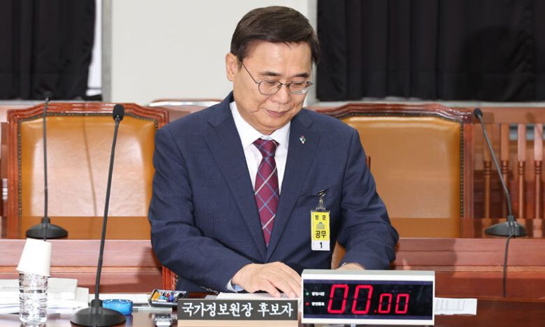 이종석 국가정보원장 후보자가 19일 오후 서울 여의도 국회 정보위원회에서 대북·안보 관련 질의를 위해 비공개로 진행되는 인사청문회에 참석해 자료를 살피고 있다. 연합뉴스