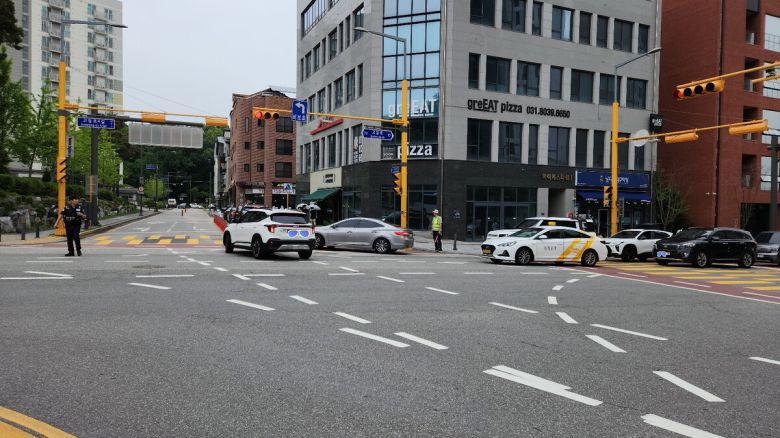 21일 오후 경기 성남시 수정구 고등공공주택지구의 한 창고형 약국 매장으로 향하는 차량들. 일대 교통이 정체를 빚었다. 성남=오상도 기자