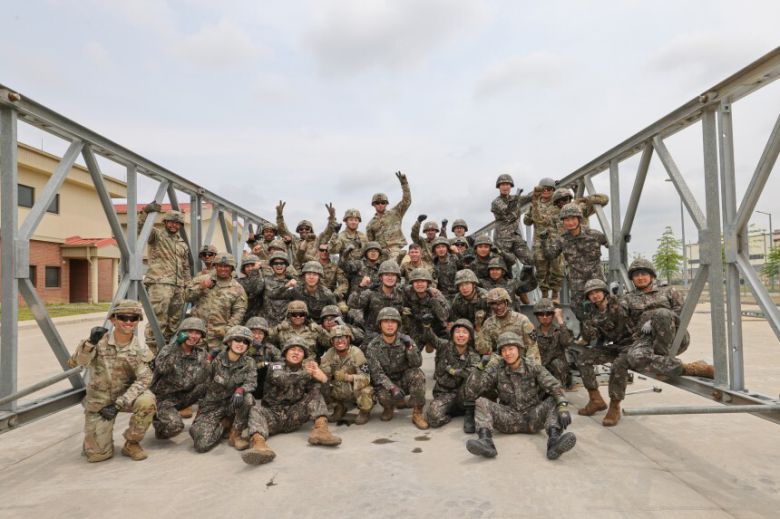 한·미 연합군이 지난 9일부터 13일 경기도 평택시 '캠프 험프리스' 기지에서 연합 병참선 교량 구축 훈련을 실시한 뒤 기념촬영을 하고 있는 모습. 육군 제공