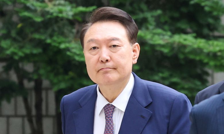 윤석열 전 대통령이 지난 16일 서울 서초구 서울중앙지방법원에서 열린 내란 우두머리 혐의·직권남용 권리행사 방해 혐의 사건 7차 공판에 출석하고 있다. 사진공동취재단