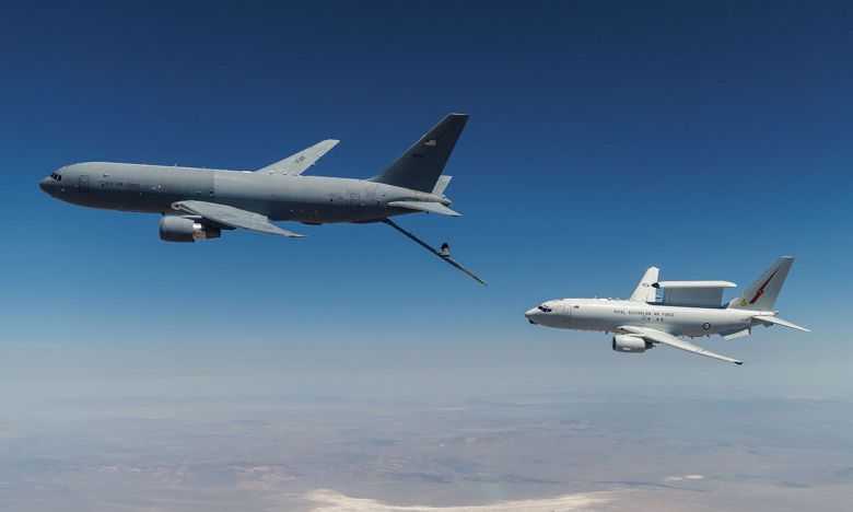 미국 공군 KC-46A 공중급유기가 호주 공군 E-7A 공중조기경보통제기에 공중급유를 하고 있다. 미 공군 제공