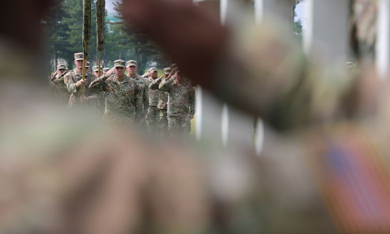 지난 18일 경기도 동두천시 캠프 케이시에서 열린 주한미군 순환배치 여단 임무교대식에서 미 4사단 1스트라이커여단(레이더 여단) 장병이 경례하고 있다. 연합뉴스