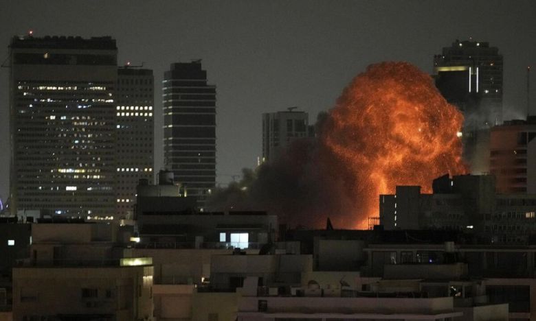 이스라엘 텔바이브에서 폭발이 일어나고 있다. AP연합뉴스