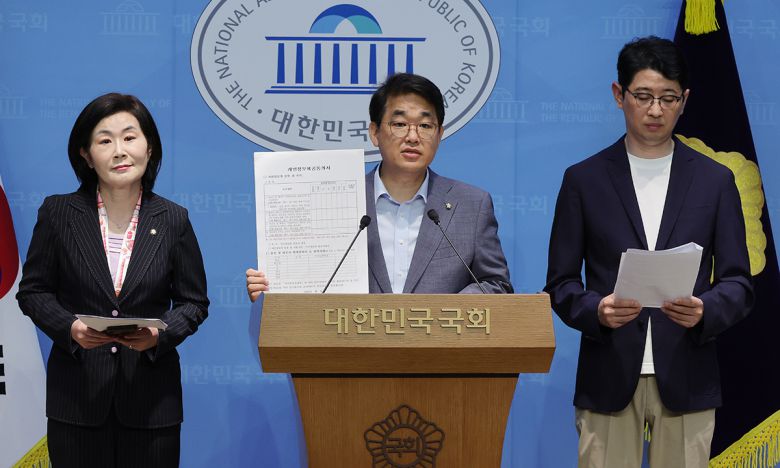 “김민석 사퇴하라” 국회 국무총리 후보자 인사청문특별위원회 소속 국민의힘 김희정·배준영·주진우 의원(왼쪽부터)이 22일 서울 여의도 국회 소통관에서 기자회견을 열고 김민석 국무총리 후보자의 사퇴를 촉구하고 있다. 이재문 기자