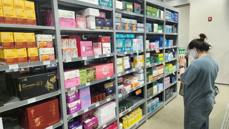 경기 성남시 수정구 고등공공주택지구의 창고형 약국 매장에서 한 여성이 약을 고르고 있다. 성남=오상도 기자
