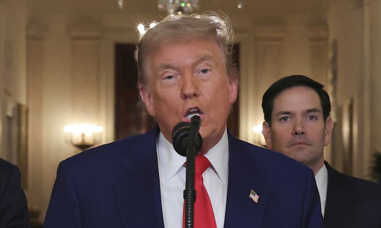 도널드 트럼프 미국 대통령이 21일(현지시간) 미군의 이란 핵시설 공습 직후 백악관 내에서도 의전성이 가장 높다는 이스트룸에서 공습 사실을 밝히고 있다. AP연합뉴스