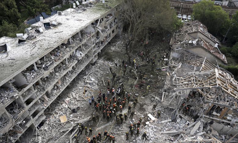 이란 반격에 피해 입은 텔아비브 22일(현지시간) 이스라엘 최대 도시 텔아비브에서 구조대원과 소방관들이 이란이 발사한 미사일에 피격돼 뼈대만 남은 건물 사이를 헤치며 현장을 조사하고 있다. 이란은 전날 미국으로부터 포르도 등 주요 핵시설 3곳을 공습받자 이스라엘에 미사일을 발사하며 반격에 나섰다.   텔아비브=AP연합뉴스
