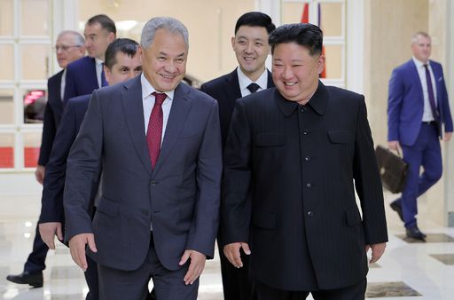 북한 김정은 국무위원장이 지난 17일 북한을 방문한 세르게이 쇼이구 러시아 국가안보회의 서기를 만나고 있다. 뉴스1
