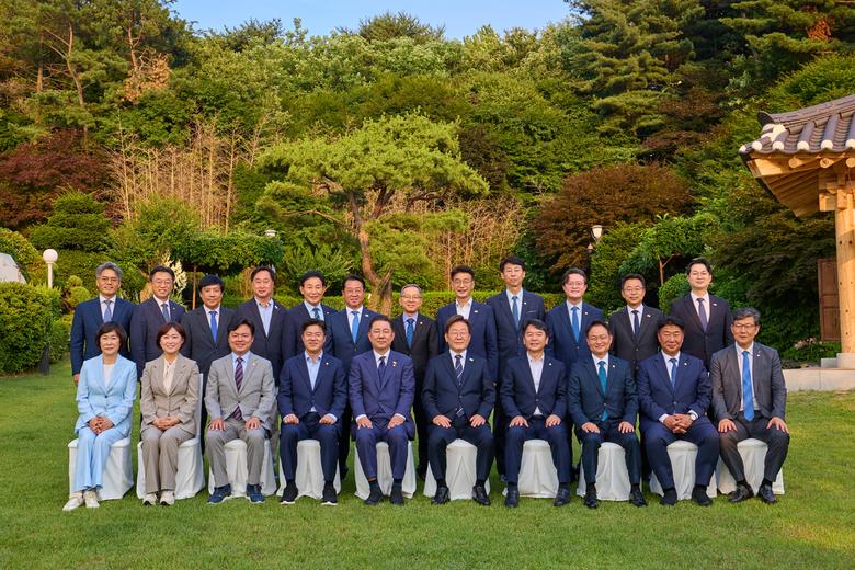 이재명 대통령이 23일 한남동 관저에서 더불어민주당 원내지도부와 만찬에 앞서 기념촬영을 하고 있다. 대통령실 제공