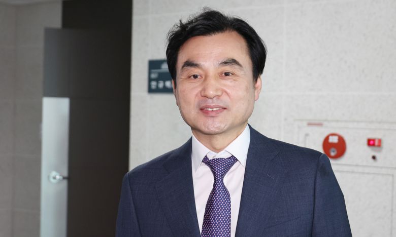 국방부 장관 후보자로 지명된 더불어민주당 안규백 의원이 23일 국회 의원회관 의원실을 나서고 있다. 연합뉴스