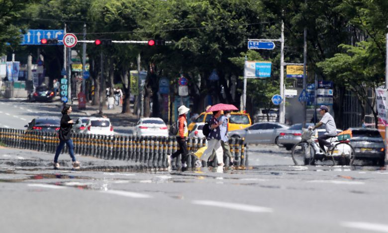 장맛비가 주춤한 사이 30도를 넘는 무더위가 기승을 부린 23일 뜨거워진 대구 수성구 달구벌대로 위로 아지랑이가 피어오르고 있다. 뉴스1