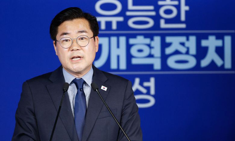 박찬대 더불어민주당 의원이 23일 오전 서울 여의도 당사에서 당대표 출마 선언 기자회견을 하고 있다. 뉴스1