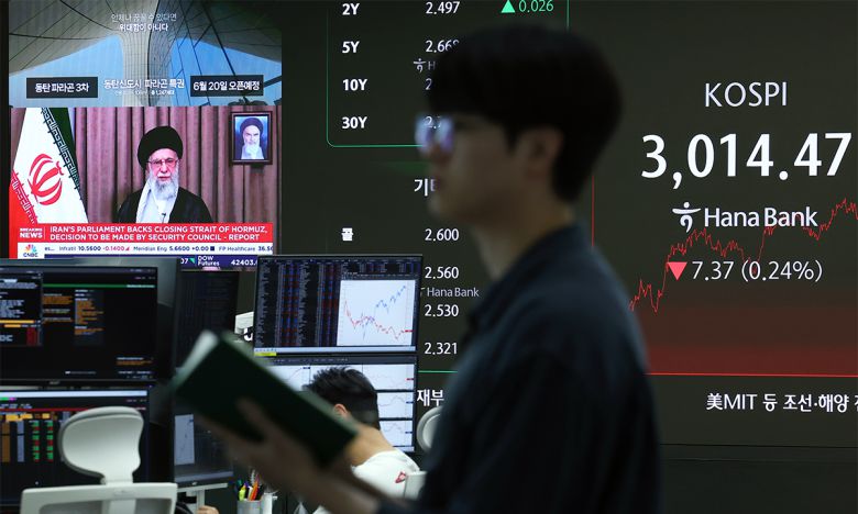 중동 정세 불안으로 주가가 하락하고 환율이 급등한 23일 서울 중구 하나은행 본점 딜링룸 전광판에 미국의 대이란 공습을 다룬 뉴스가 표출되고 있다. 이날 코스피 지수는 전 거래일 대비 7.37p(0.24%) 내린 3014.47, 코스닥 지수는 6.74p(0.85%) 내린 784.79로 장을 마쳤다. 뉴스1