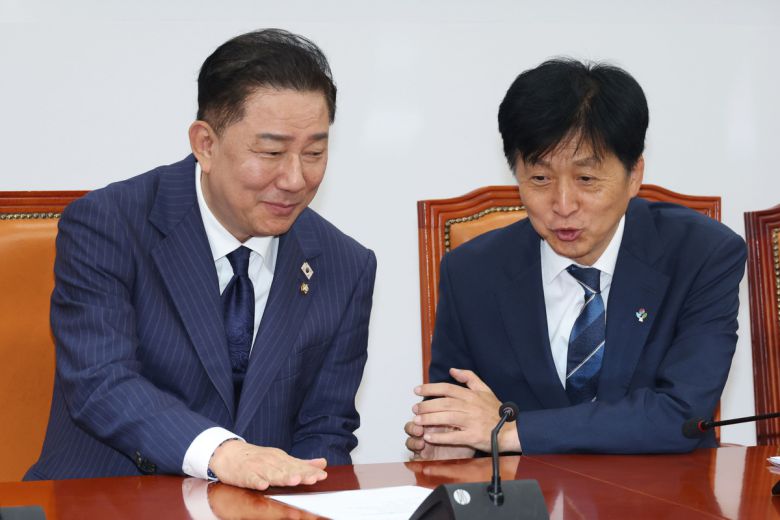 김병기 더불어민주당 당대표 직무대행 겸 원내대표가 23일 서울 여의도 국회에서 열린 코스피 5000특별위원회 출범식에서 오기형 특위위원장과 대화하고 있다. 뉴스1