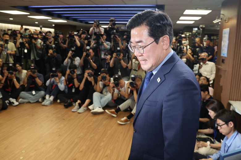 박찬대 더불어민주당 의원이 23일 오전 서울 여의도 당사에서 당대표 출마 선언 기자회견을 하기 위해 입장하고 있다. 뉴스1