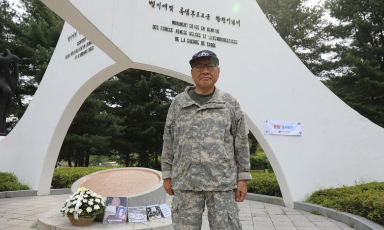 24일 오전 경기 동두천시 벨기에·룩셈부르크 참전 기념탑에서 최성룡 납북자가족모임 대표가 한국전쟁 75주년을 맞아 참배하고 있다. 연합뉴스