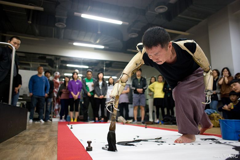 2011년 석창우 화백이 평창동계올림픽 실사단 앞에서 ‘수묵크로키’ 작업을 선보이고 있다.