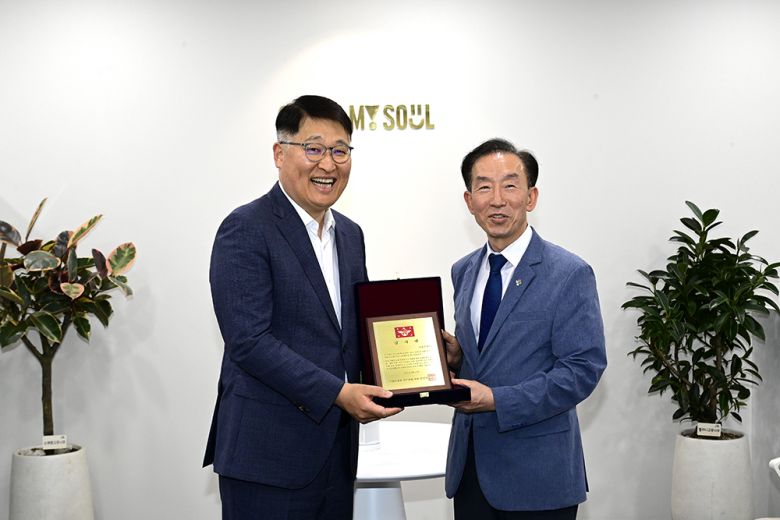 김태균 서울시 행정1부시장(왼쪽)과 김수삼 국방부 인사복지실장이 24일 서울시 청년 장병을 위한 정책 지원 공로에 대한 국방부 감사패 전달식에서 기념촬영하고 있다. 서울시 제공