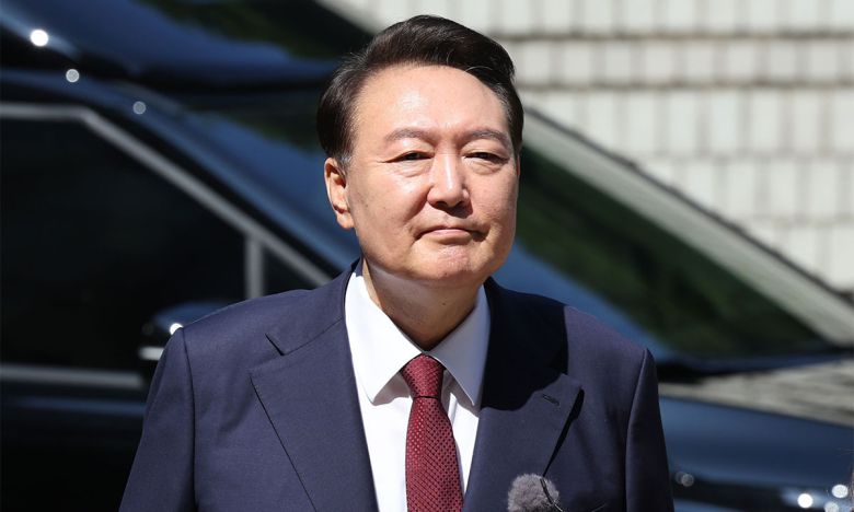 윤석열 전 대통령이 23일 서울 서초구 서울중앙지방법원에서 열린 내란 우두머리 혐의·직권남용 권리행사 방해 혐의 사건 8차 공판에 출석하고 있다. 뉴시스