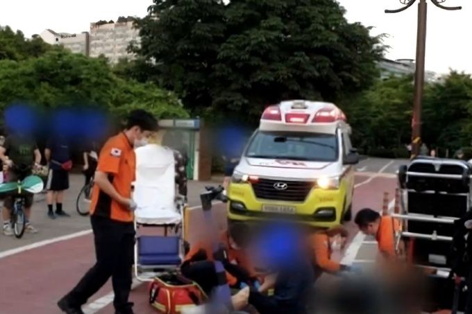 지난해 6월 경기 고양시 일산동구 호수공원에서 발생한 전동킥보드 사고 현장. 10대 여고생들이 무면허 상태로 킥보드를 몰다 노부부를 들이받아 60대 여성이 뇌출혈로 숨졌다. 연합뉴스TV 보도화면 갈무리