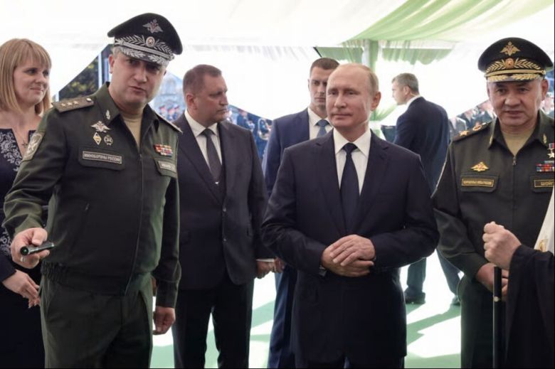 과거 러시아군과 관련한 행사에 티무르 이바노프 국방부 차관(앞줄 왼쪽부터), 블라디미르 푸틴 대통령, 세르게이 쇼이구 국방부 장관이 함께한 모습. 이바노프가 뇌물수수 혐의로 체포된 뒤 푸틴은 쇼이구에게 책임을 물어 그를 국방장관에서 국가안보회의 서기로 사실상 좌천을 시켰다. 게티이미지 제공