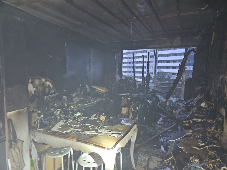 부산의 한 아파트에서 부모가 새벽일을 하러 자리를 비운 사이 불이 나 11세 딸이 숨지고, 7세 딸은 중태다. 화재로 가재도구들이 모두 불에 탄 아파트 내부. 부산소방재난본부 제공