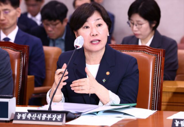 송미령 농림축산식품부 장관이 25일 국회 농림축산식품해양수산위원회 전체회의에서 의원 질의에 답변하고 있다. 뉴스1