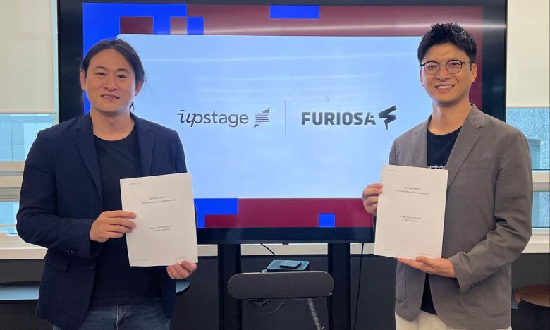 백준호 퓨리오사AI 대표(왼쪽)와 이활석 업스테이지 CTO가 ‘신경망처리장치(NPU) 기반 생성형 AI 사업 협력’을 위한 양해각서(MOU)를 체결하고 기념촬영하고 있다.