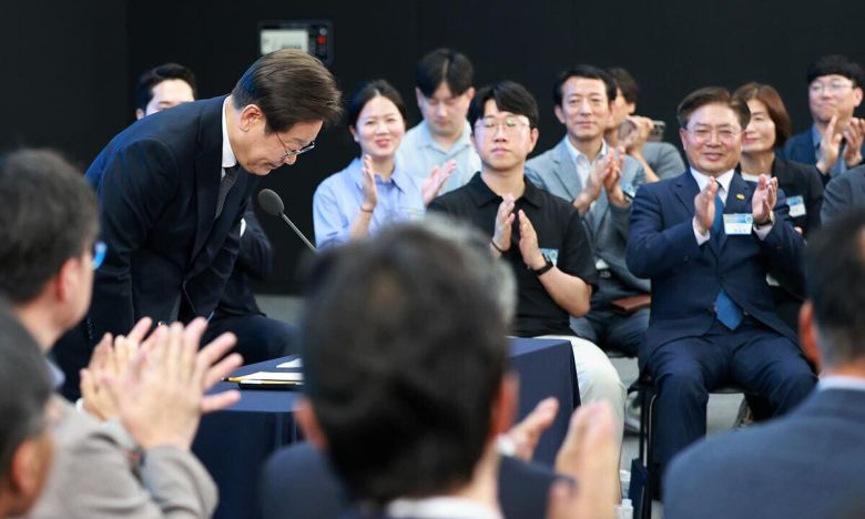 이재명 대통령이 25일 광주광역시 국립아시아문화전당에서 열린 '광주시민·전남도민 타운홀미팅'에서 인사하고 있다. 대통령실통신사진기자단