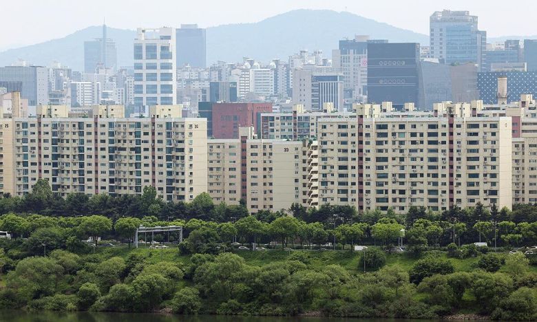 서울 성동구 달맞이공원에서 바라본 강남구 압구정동 아파트의 모습. 연합뉴스