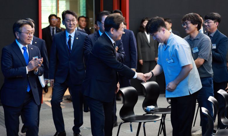 이재명 대통령이 25일 광주 국립아시아문화전당에서 열린 광주시민, 전남도민 타운홀미팅에 입장하며 참석자와 악수하고 있다. 뉴시스