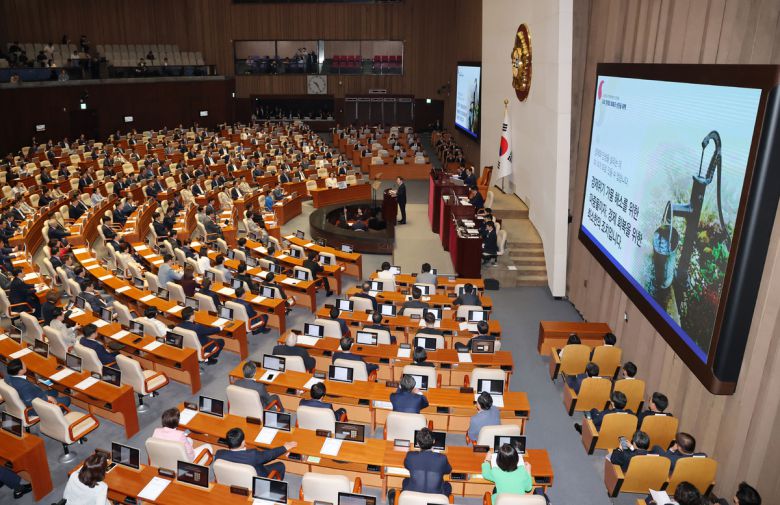 이재명 대통령이 26일 서울 여의도 국회에서 열린 본회의에서 추가경정예산안 시정연설을 하고 있다. 뉴시스